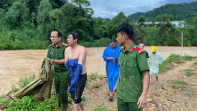 Quảng Nam: Lực lượng công an lao vào dòng nước xiết cứu người dân gặp nạn