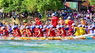 Tưng bừng Lễ hội đua, bơi thuyền truyền thống trên quê hương Đại tướng Võ Nguyên Giáp