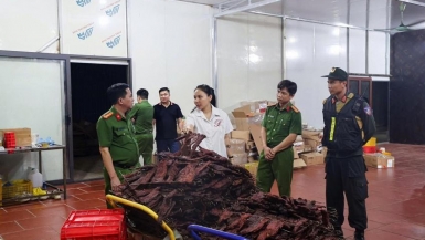Hàng chục tấn thực phẩm bẩn thịt trâu khô, lợn sấy gắn mác 'đặc sản vùng cao' bị Công an Phú Thọ triệt phá