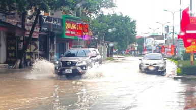 Phú Thọ: Ngập úng cục bộ nhiều điểm trên địa bàn phường Vĩnh Phúc sau mưa lớn ảnh hưởng của bão Kajiki