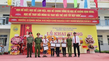 Phú Thọ: Ấm áp nghĩa tình ngày khai giảng từ các chiến sĩ công an xã Hội Thịnh