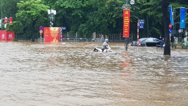 Phía Tây Hà Nội “hóa” sông: Nhiều khu vực bị ngập nặng sau mưa lớn