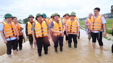 Thủ tướng chỉ đạo bảo đảm an toàn đê điều, hồ đập; triển khai phương tiện, kể cả trực thăng, hỗ trợ người dân