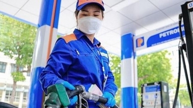 Giá xăng giảm sâu, RON 95 chạm đáy gần 19.000 đồng/lít