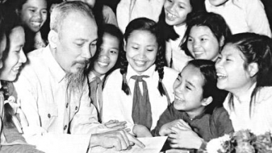 Chào mừng kỷ niệm 135 năm ngày sinh Chủ tịch Hồ Chí Minh: “Yêu Bác, lòng ta trong sáng hơn/ Xin nguyện cùng Người vươn tới mãi”