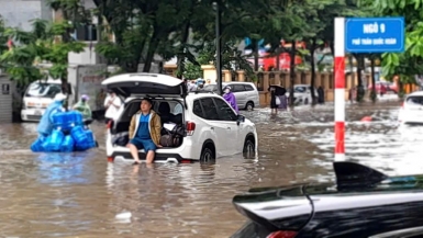 Mưa lớn kéo dài nhiều giờ gây ngập sâu cho hàng loạt tuyến phố Hà Nội
