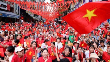 Ngân hàng “rót thêm” tiền, vàng và quà tặng cho người dân liên kết tài khoản an sinh qua VNeID