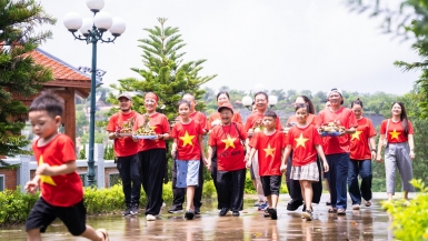 Mặc áo cờ đỏ sao vàng, con cháu mời tổ tiên về đón Tết Độc lập dịp Vu lan báo hiếu