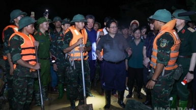 Thủ tướng Phạm Minh Chính kiểm tra công tác ứng phó mưa lũ tại vùng ven sông của Hà Nội