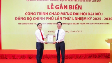 Đảng ủy Agribank gắn biển công trình chào mừng Đại hội đại biểu Đảng bộ Chính phủ lần thứ I, nhiệm kỳ 2025-2030