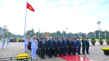 [Ảnh] Các đại biểu Quốc hội vào Lăng viếng Chủ tịch Hồ Chí Minh