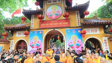 Hàng nghìn phật tử đổ về chùa Quán Sứ chờ chiêm bái xá lợi Đức Phật