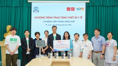 UNIQLO cùng Quỹ Hy vọng trao tặng thiết bị y tế cho Bệnh Viện Trung ương Huế