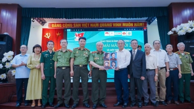 Trao tặng 4 di ảnh nữ Anh hùng Liệt sĩ đầu tiên của lực lượng công an nhân dân cho Bảo tàng Phụ nữ Việt Nam