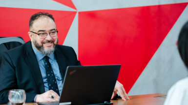 Từ Bắc Mỹ đến Hà Nội: Vị giáo sư chọn Việt Nam để ươm mầm tài năng công nghệ