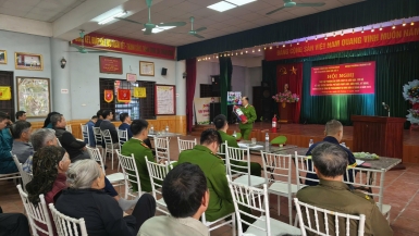 Diễn tập chữa cháy do chập điện tại nhà trọ trong ngõ sâu phường Hoàng Liệt