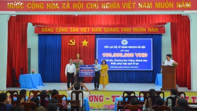 CLB Lữ hành UNESCO Hà Nội trao hơn 200 triệu đồng hỗ trợ người dân vùng lũ Nha Trang