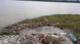 Doanh nghiệp cần khắc phục việc đổ chất thải xuống sông Nhật Lệ