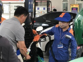 Bộ Công Thương: Không cấm người tiêu dùng mua xăng bằng chai, can đem về