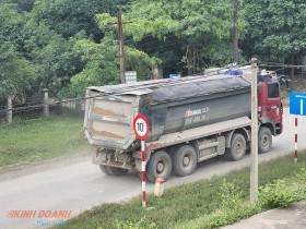 Hà Nội: Cận cảnh xe nghi quá tải 'thông chốt' trên đường 10 tấn