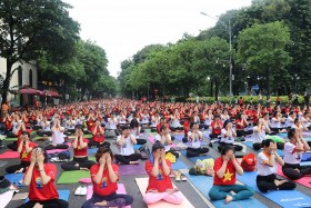Hơn 1.000 người đồng diễn yoga gần Đền Bà Kiệu