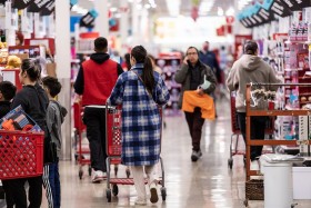 Mùa mua sắm cuối năm: Người tiêu dùng vừa háo hức vừa thận trọng