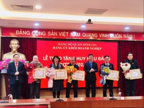 Đảng ủy Khối doanh nghiệp quận Đống Đa trao tặng Huy hiệu Đảng đợt 03/02/2024