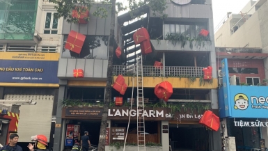 Cảnh sát giải cứu nam bảo vệ mắc kẹt trong vụ cháy cửa hàng L’angfarm Buffet ở Sài Gòn