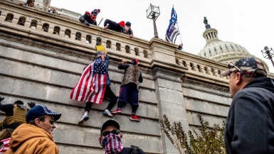 Người biểu tình tràn vào tòa nhà Quốc hội Mỹ trong ngày chứng nhận kết quả bầu cử