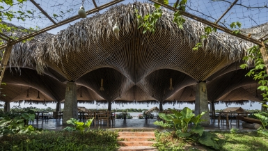 Nhà hàng mái dừa, thân tre ven sông ở miền Tây nổi bật trên báo ngoại