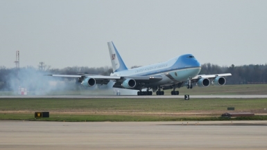 Air Force One của Tổng thống Mỹ tốn bao nhiêu tiền để bay tới Việt Nam?