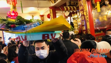 Hà Nội: Người dân ùn ùn đi lễ đầu năm, phủ Tây Hồ phải đóng cửa vì quá đông
