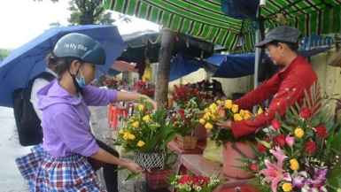 Hà Nội nhộn nhịp thị trường hoa và quà tặng dịp Quốc tế Phụ nữ