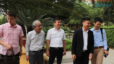 Vinh dự đón nhận cây từ Khu Di tích Chủ tịch Hồ Chí Minh về KCN Nam Cầu Kiền