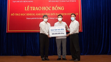Xúc động tại buổi lễ trao học bổng cho 100 trẻ em mồ côi vì đại dịch tại TP. Hồ Chí Minh
