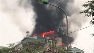 Cứu chín người dân khỏi đám cháy nhà 5 tầng trên phố Lạc Trung