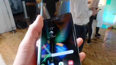 Những chiếc Samsung Galaxy Fold đầu tiên gặp sự cố về màn hình gập