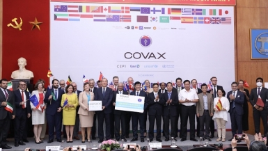 Việt Nam tiếp nhận hơn 800.000 liều vaccine phòng COVID-19