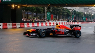 Xe đua F1 lần đầu chạy biểu diễn tại Việt Nam