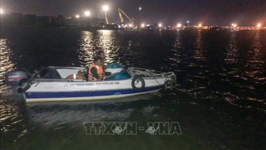 Bộ đội Biên phòng TP Hồ Chí Minh cứu sống 2 người dân bị chìm thuyền trên sông