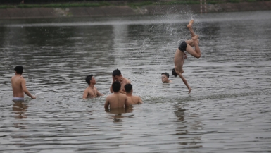 Ngó lơ lệnh cấm, người Hà Nội đổ ra hồ Linh Đàm tắm giải nhiệt