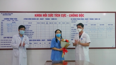 Nữ điều dưỡng Bệnh viện Đà Nẵng phản ứng nặng sau tiêm vắc-xin Covid-19 được ra viện