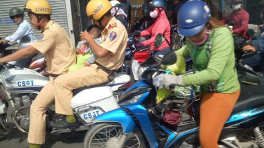 Ấm lòng câu chuyện Cảnh sát giao thông lấy xe công vụ đưa trẻ em đi cấp cứu