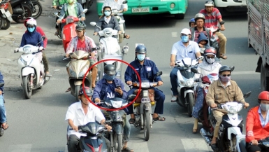 ‘Vô tư’ vừa chạy xe vừa bấm điện thoại