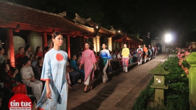 Ấn tượng đêm trình diễn 1.000 mẫu áo dài tại Văn Miếu-Quốc Tử Giám