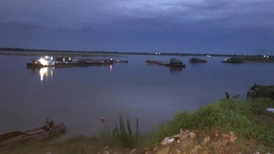 Bắt giữ 19 tàu khai thác cát trái phép trên sông Hồng