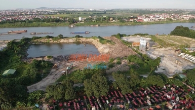 Việc tập kết vật liệu trái phép gây ô nhiễm môi trường tại phường Giang Biên:   
 “Trên bảo dưới không nghe”