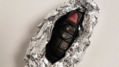Tại sao nên bọc chìa khóa xe ô tô trong giấy bạc?