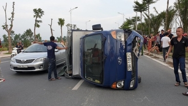 Hà Nội: Xế hộp gây tai nạn liên hoàn rồi bỏ chạy, 2 người bị thương