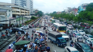 Khó khăn trong xử lý vi phạm giao thông tại cổng chính Bệnh viện Bạch Mai